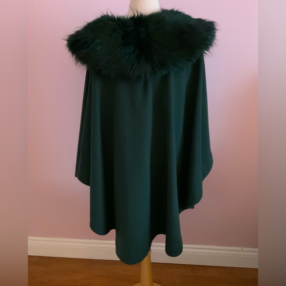 Adrienne Landau Green Cape with Faux Fur Trim - Picture 4 of 5